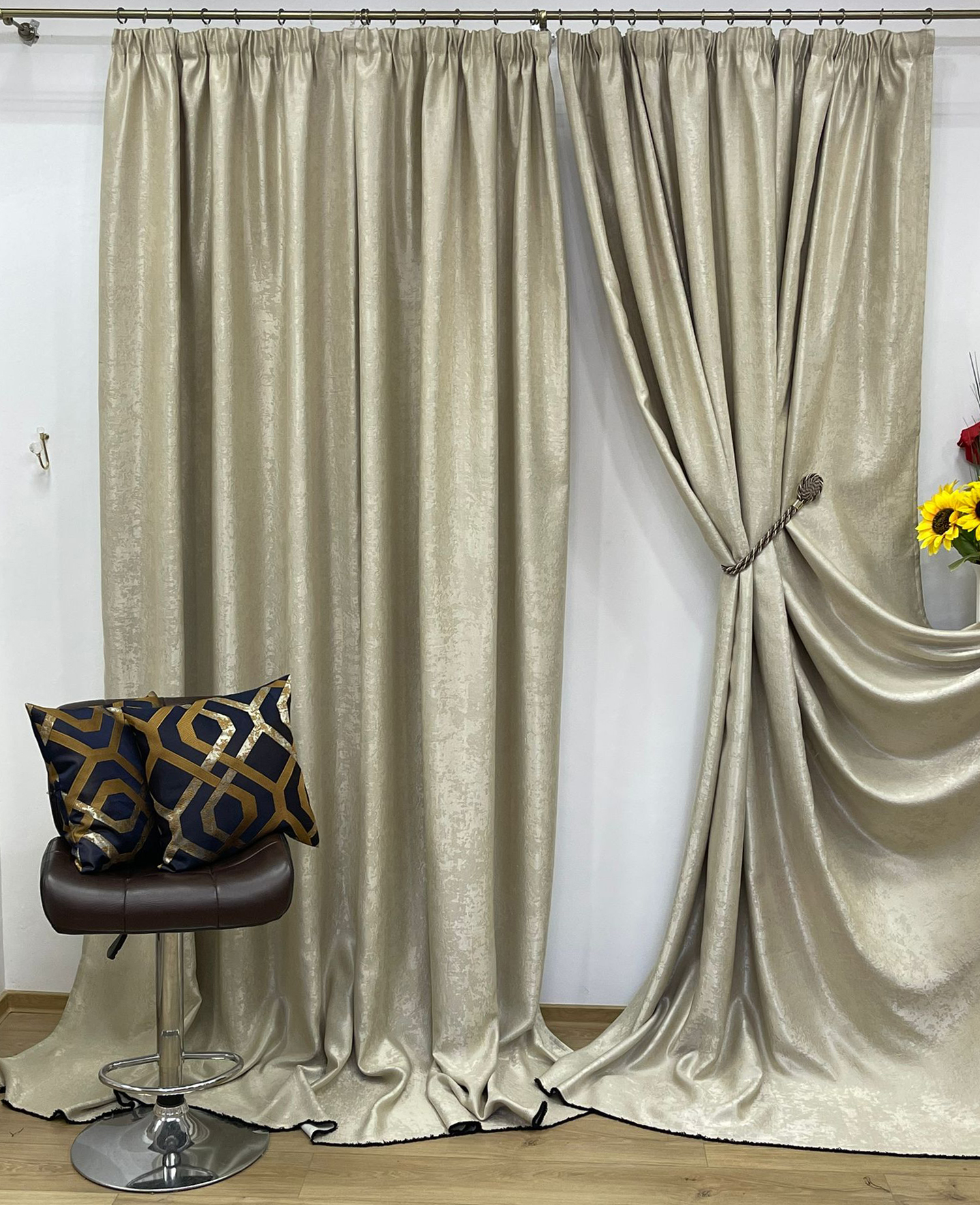 Set draperii uni, blackout, culoare bej, din colectia „Unik Liz Line – Beige Sahara” 250x245x2 cu rejansa – D5551225